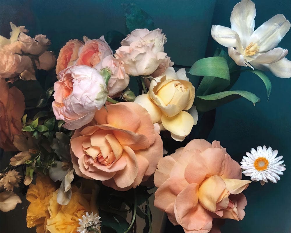 Elegant Vintage Floral Wallpaper in Soft Pastel Shades for Home Décor