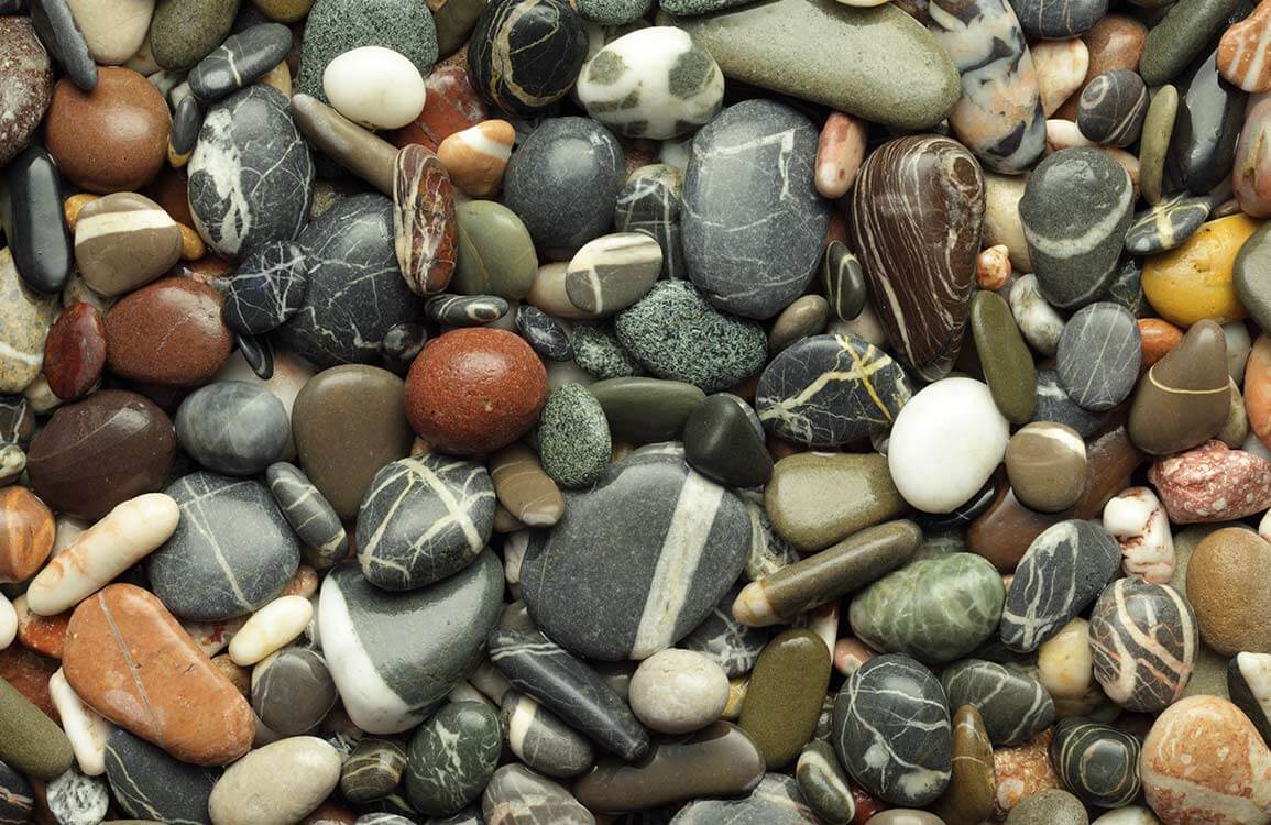 Natural Stone Pebble Design Wallpaper in Earth Tones for Modern Décor