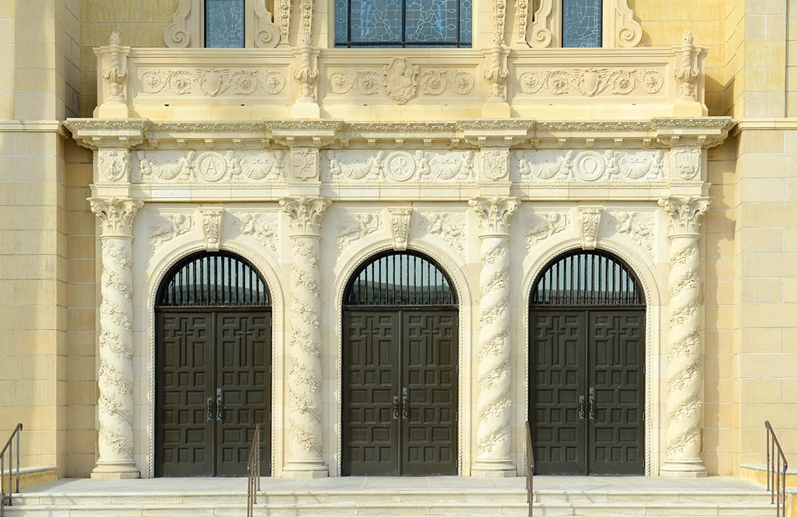 Elegant Cream Baroque Archway Mural Wallpaper for Classic Interiors Decor