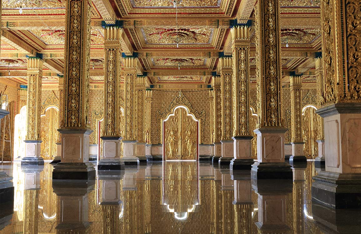 Ornate Gold Palace Interior Mural Wallpaper - Luxurious Royalty-Inspired Design