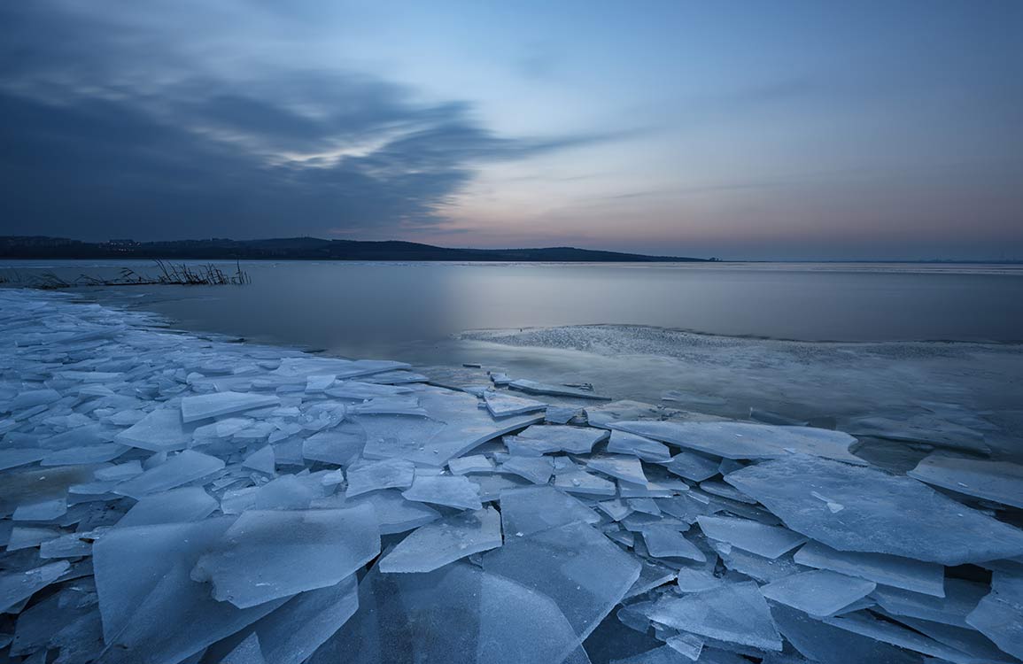 Elegant Frozen Lake Blue Scenic Landscape Mural Wallpaper for Tranquil Spaces