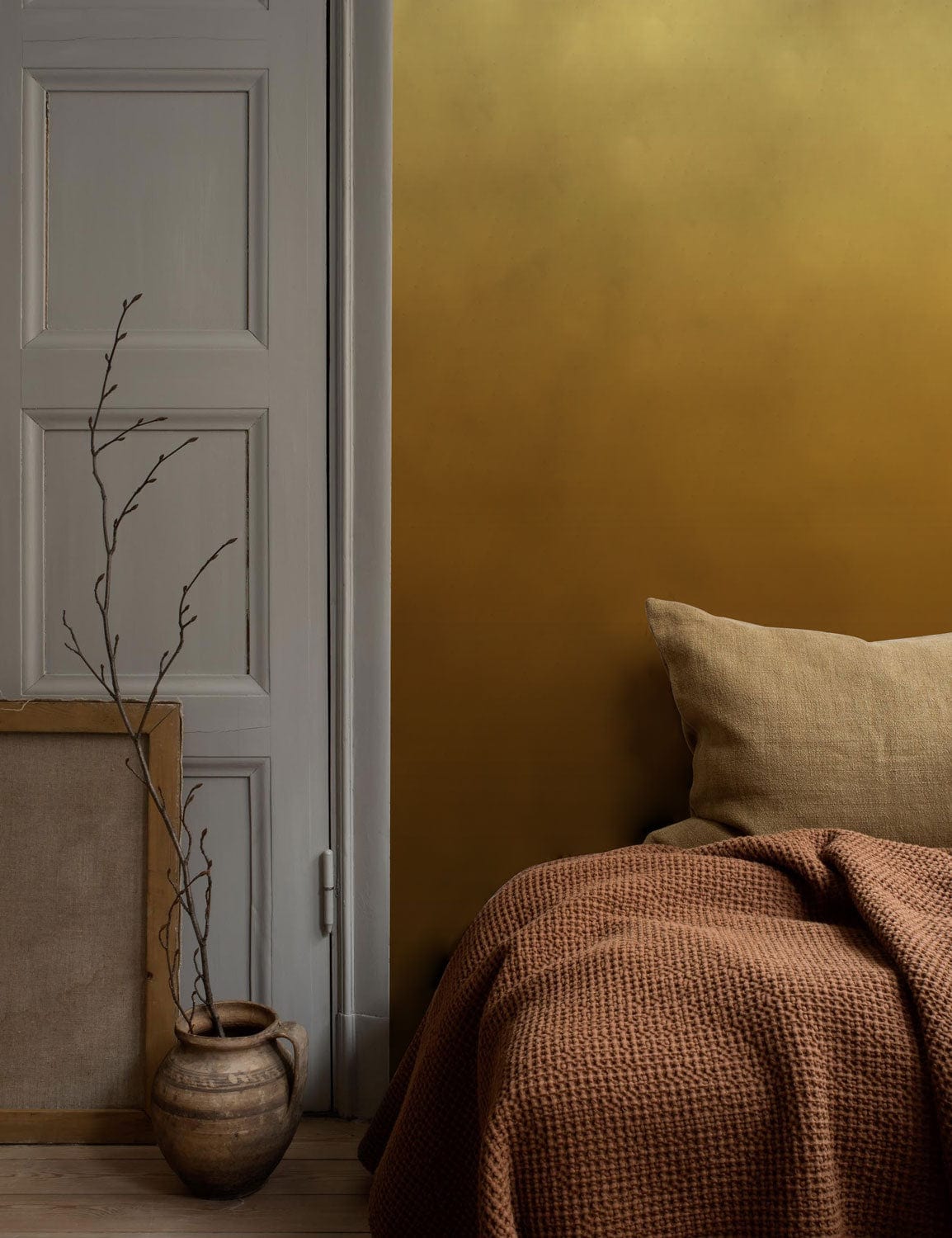 Elegant Golden Ombre Gradient Luxury Wallpaper with neutral sofa, wooden flooring, and rustic decor accents.