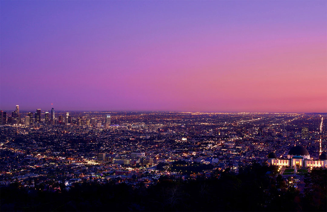 Vibrant Cityscape Twilight Mural Wallpaper - Purple and Pink Urban Elegance