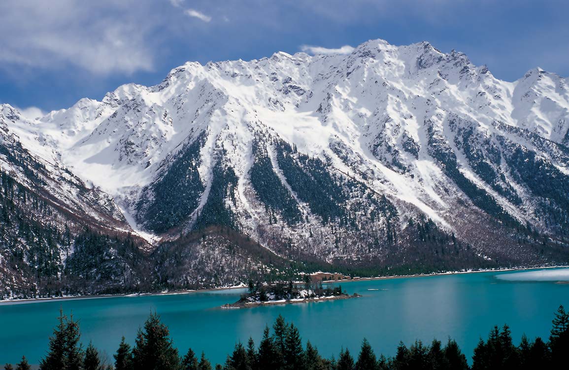 Majestic Snow-Capped Mountain Landscape Mural Wallpaper with Turquoise Lake Scene