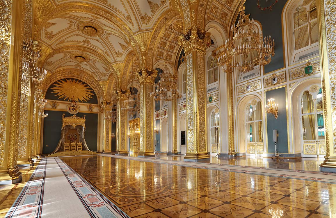 Luxurious Baroque Golden Palace Mural Wallpaper with Regal Elegance and Charm