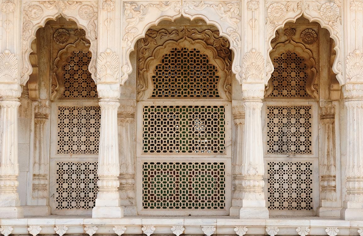 Elegant Cream Archway Patterned Wallpaper - Classic Indian Architectural Design